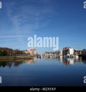 Februar 2018 - helle Wintersonne und Portishead Marina mit Booten Stockfoto