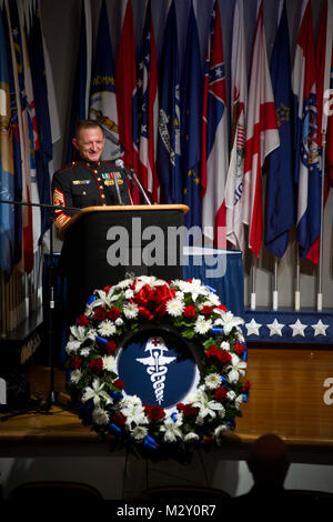 Die 2012 Gedenkveranstaltung auf dem Arlington National Cemetery für Familien aus dem ganzen Land und für Service Mitglieder aus allen Zweigen der, der gefallenen Medical Service Mitglieder, die im Kampf gestorben haben zu Ehren gehalten wurde. Das militärische Gesundheitswesen ist Gastgeber dieser Veranstaltung seit 2009 und betreut Familien zusammen zu bringen, die verloren haben, lieben, die als Ärzte, Krankenschwestern, Ärzte, corpsman und anderem medizinischen Personal serviert. DoD Foto von Johnny Bivera JDB4273 von MilitaryHealth Stockfoto