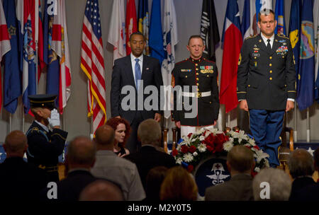 Die 2012 Gedenkveranstaltung auf dem Arlington National Cemetery für Familien aus dem ganzen Land und für Service Mitglieder aus allen Zweigen der, der gefallenen Medical Service Mitglieder, die im Kampf gestorben haben zu Ehren gehalten wurde. Das militärische Gesundheitswesen ist Gastgeber dieser Veranstaltung seit 2009 und betreut Familien zusammen zu bringen, die verloren haben, lieben, die als Ärzte, Krankenschwestern, Ärzte, corpsman und anderem medizinischen Personal serviert. DoD Foto von Johnny Bivera JDB 4395 durch MilitaryHealth Stockfoto