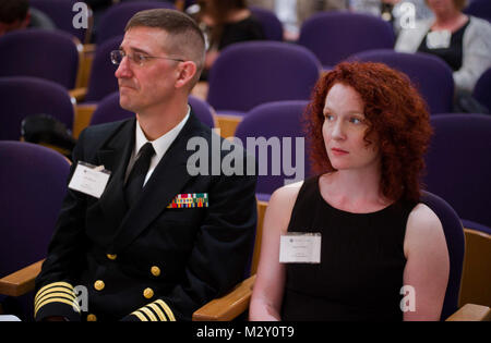 Die 2012 Gedenkveranstaltung auf dem Arlington National Cemetery für Familien aus dem ganzen Land und für Service Mitglieder aus allen Zweigen der, der gefallenen Medical Service Mitglieder, die im Kampf gestorben haben zu Ehren gehalten wurde. Das militärische Gesundheitswesen ist Gastgeber dieser Veranstaltung seit 2009 und betreut Familien zusammen zu bringen, die verloren haben, lieben, die als Ärzte, Krankenschwestern, Ärzte, corpsman und anderem medizinischen Personal serviert. DoD Foto von Johnny Bivera JDB 4421 durch MilitaryHealth Stockfoto