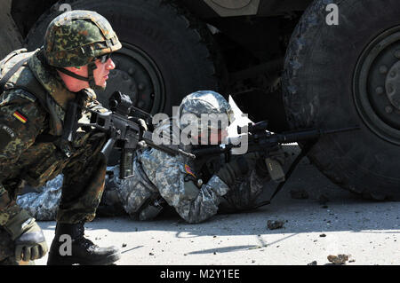 RUDARE, im Kosovo - Kosovo Force (KFOR) Entfernt eine strassensperre am Stadtrand von Rudare verhindern, dass die Freizügigkeit für die Menschen im Kosovo, 1. Juni 2012. Zwei KFOR-Soldaten wurden durch Schüsse während der Operation verletzt nach nicht identifizierte Personen in einer gewalttätigen Menschenmenge Feuer auf Sicherheitskräfte mit einem kordon um strassensperre Ausbau Anstrengungen eröffnet. KFOR-Kräfte reagiert in Selbstverteidigung, Tränengas, Gummigeschosse und scharfe Munition. (U.S. Armee Foto von Sgt. 1. Klasse Jim Wagner/freigegeben) KFOR entfernt die Straßensperre in der Nähe von Rudare, Kosovo, 1. Juni 2012 von Georgien National Guard Stockfoto