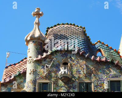 Blick auf Casa Batllo in Barcelona, Spanien. Es ist ein modernes Gebäude, das von Antonio Gaudi entworfen wurde und zwischen 1904 und 1906 erbaut. Stockfoto