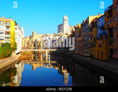 Die Sant Agusti Brücke in Girona, Spanien. Die Sant Agusti Brücke ist eine der fünf Brücken über den Fluss Onyar Girona. Stockfoto