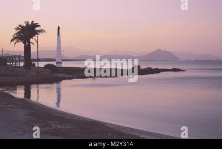 Misty rosa Sonnenuntergang in Can Picafort, Oktober. Mallorca, Balearen, Spanien. Stockfoto