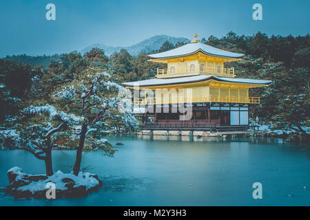 Schönen Winter Saison der Goldene Pavillon Kinkakuji Tempel mit weißen Schnee und blauem Himmel Hintergrund in Kyoto, Japan. Stockfoto