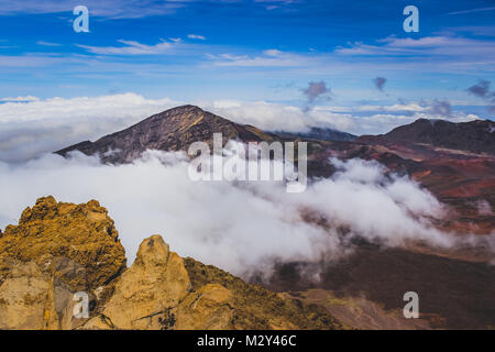 Bunter Blick auf die Vulkankegel und Wolken am Gipfel des Haleakala Kraters in Maui, Hawaii Stockfoto