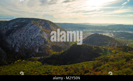 Antenne drone Ansicht von erstaunlichen Farben des Herbstes im Herbst Wald. Der Val Rosandra (Glinscica) Triest Italien Stockfoto