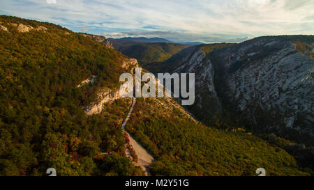 Antenne drone Ansicht von erstaunlichen Farben des Herbstes im Herbst Wald. Der Val Rosandra (Glinscica) Triest Italien Stockfoto