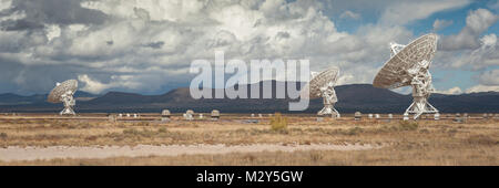 Sehr große Reihe (VLA) Radio Teleskope mit Pronghorn Antilopen im Vordergrund die NRAO Website in Socorro, New Mexico. Stockfoto