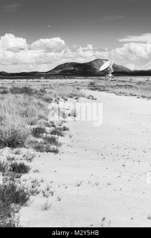 Schwarz-weiß Foto eines sehr großen Array (VLA) Radioteleskop am National Radio Astronomy Observatory in Socorro, New Mexico. Stockfoto