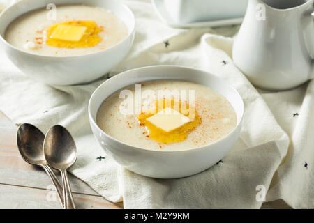 Hausgemachten gesunden Cremige Weizen Farina Porridge zum Frühstück Stockfoto