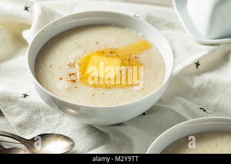 Hausgemachten gesunden Cremige Weizen Farina Porridge zum Frühstück Stockfoto