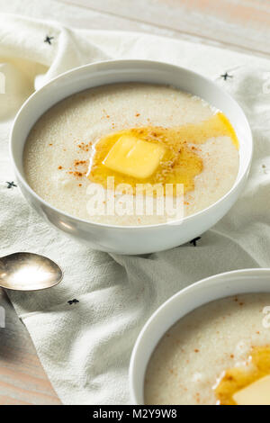 Hausgemachten gesunden Cremige Weizen Farina Porridge zum Frühstück Stockfoto