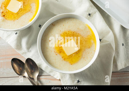 Hausgemachten gesunden Cremige Weizen Farina Porridge zum Frühstück Stockfoto