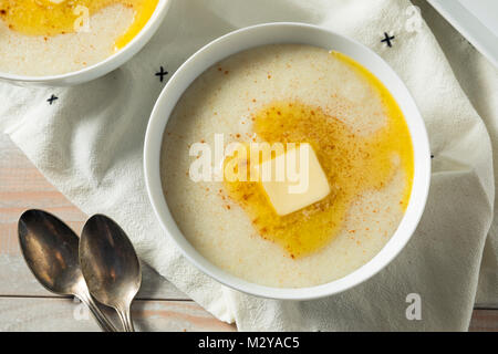 Hausgemachten gesunden Cremige Weizen Farina Porridge zum Frühstück Stockfoto