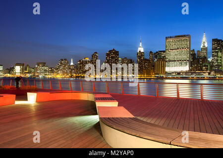 Gantry Plaza State Park und die Skyline von Manhattan, New York City, NY, USA Stockfoto