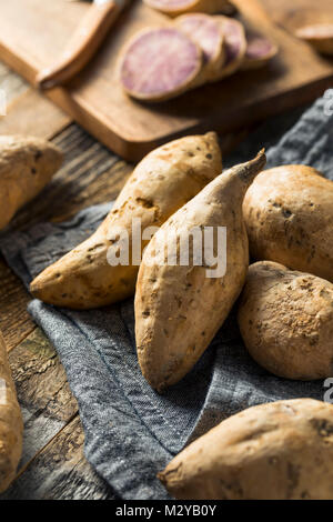 Raw Organic Hawaiian Süßkartoffeln bereit zu Kochen Stockfoto