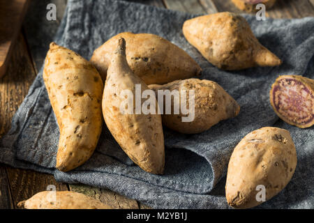 Raw Organic Hawaiian Süßkartoffeln bereit zu Kochen Stockfoto