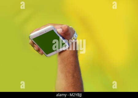 Touchscreen Smartphone in der Hand, Selfie mit Telefon Stockfoto