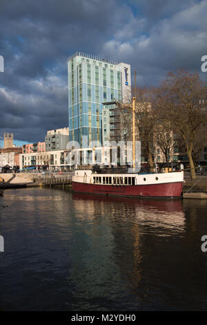 Radisson Blue Hotel mit "unter den Sternen' Cafe Boot im Vordergrund. Stockfoto