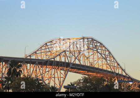 Blick auf die Harbour Bridge in Corpus Christi, Texas, an der Sonnenuntergang Stockfoto