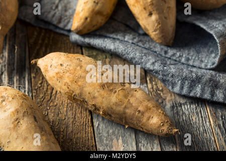 Raw Organic Hawaiian Süßkartoffeln bereit zu Kochen Stockfoto