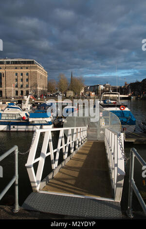 GANGWAY: Eine Gangway zu privaten Liegeplatz im Hafen von Bristol, Vereinigtes Königreich. Stockfoto