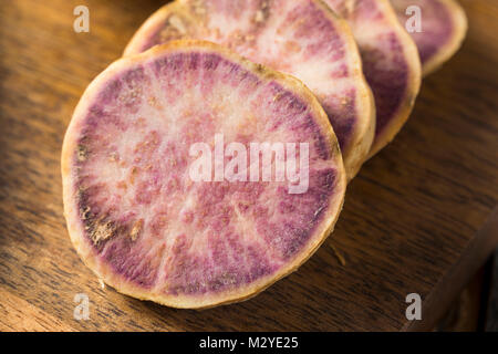 Raw Organic Hawaiian Süßkartoffeln bereit zu Kochen Stockfoto