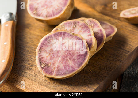 Raw Organic Hawaiian Süßkartoffeln bereit zu Kochen Stockfoto