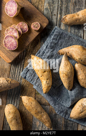 Raw Organic Hawaiian Süßkartoffeln bereit zu Kochen Stockfoto