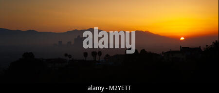 Panoramablick von Los Angeles Silhouette bei Sonnenaufgang von der Oberseite des Kenneth Hahn State Recreation Area gesehen. Stockfoto