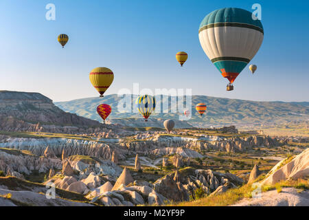 Heißluftballons fliegen über Kappadokien, Türkei Stockfoto