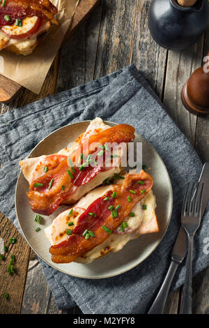 Hausgemachte gebackene Kentucky Hot Braun mit Speck Chicken und Sahnesauce Stockfoto