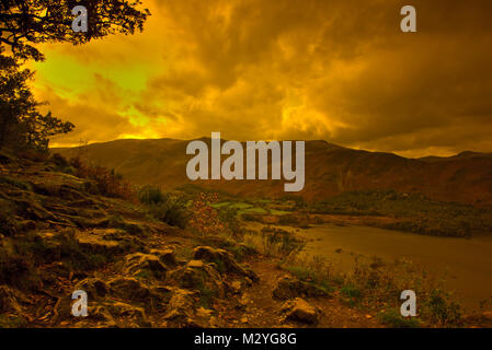 Abend Himmel bei Derwent Water, Keswick und Skiddaw fiel von der Überraschung, Nationalpark Lake District, Cumbria, England, UK. Stockfoto