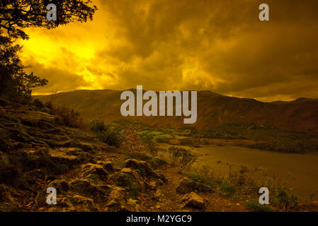 Abend Himmel bei Derwent Water, Keswick und Skiddaw fiel von der Überraschung, Nationalpark Lake District, Cumbria, England, UK. Stockfoto