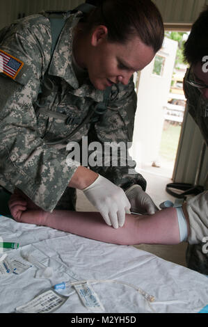 Staff Sgt. Tiffney Fullerton, ein Zahntechniker mit Oklahoma Medical Loslösung, Oklahoma Army National Guard und ein Bewohner von Midwest City, Okla., Praktiken, die einen iv zu einem Gefährten Soldat während der medizinischen Ausbildung im Camp Gruber, Okla., Juni 13. Traditionell die Oklahoma medizinische Abteilung bietet medizinische Unterstützung für größere Einheiten. Für diese Schulung sind die Soldaten mit Schwerpunkt auf den Aufbau von taktischen Fähigkeiten zusammen mit Ihren medizinischen Bereitschaft Fähigkeiten verstärken. (US Army Foto von Sgt. Anthony Jones, 145 Mobile Public Affairs Loslösung) FULLERTON Midwest City durch Oklahom Stockfoto