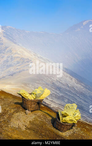 Stücke von Schwefel am Rand des Ijen Kratersee, Java, Indonesien Stockfoto