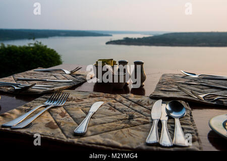 Fertig gedeckten Tisch in einem Restaurant über der Kazinga channel verbindet Lake George und Lake Edward, Queen Elizabeth National Park, Uganda Stockfoto