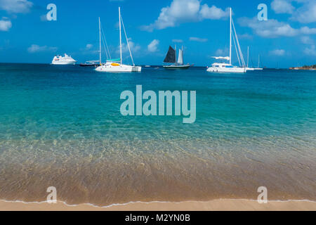 Segeln Boote ankern vor mayreau in Salt whistle Bay, Tobago Keys, Grenadinen Inseln, St. Vincent und die Grenadinen, Karibik Stockfoto