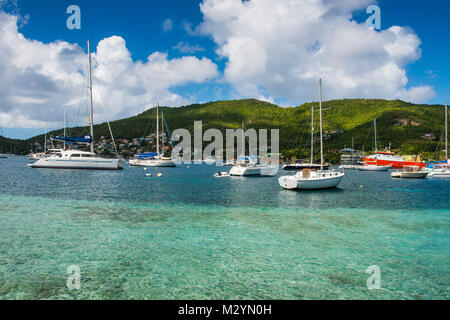 Segeln Boote ankern in Port Elizabeth, Admirality Bay, Bequia, St. Vincent und die Grenadinen, Karibik Stockfoto