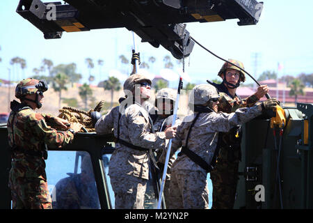 Marine bekämpfen Ingenieure mit Brücke, 7 Techniker, 1. Marine Logistik Gruppe, arbeiten mit dem Neuseeländischen Soldaten aus dem Korps der Royal New Zealand Ingenieure verbessert Ribbon bridge Training in Camp Pendleton, Kalifornien, 25. Juni durchzuführen. Die Schulung ist Teil eines einmonatigen Training übung, genannt Galvanische Kiwi, das eine militärische Austausch geboten. Während Neuseeland Soldaten mit Marines in Camp Pendleton und 29 Palmen, Marines mit 11 Marine Regiment, 1st Marine Division Zug, eingesetzt nach Neuseeland gemeinsame Ausbildungsmaßnahmen durchzuführen. Galvanische Kiwi i Stockfoto