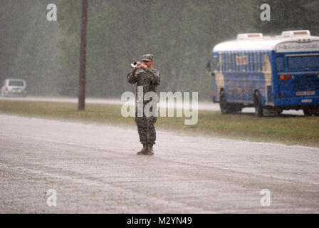 Ein Soldat von der Michigan National Guard Army Band spielt beim Lesen der Namen der gefallenen Soldaten am Michigan 2012 National Guard jährliche Memorial und Überprüfen. Soldat spielt Armaturen durch die National Guard Stockfoto