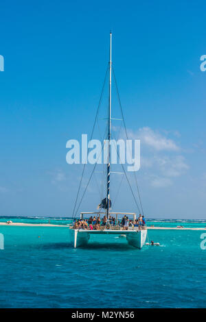 Segelboote Verankerung in der Tobago Cays, St. Vincent und die Grenadinen, Karibik Stockfoto