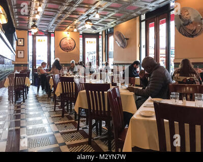 Innere der Grotte Azzurra im Little Italy Nachbarschaft, Manhattan, New York City. Die Menschen essen in einem traditionellen italienischen Restaurant. Stockfoto