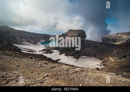 Dampfende fumarole auf der Gorely, Kamtschatka, Russland Stockfoto