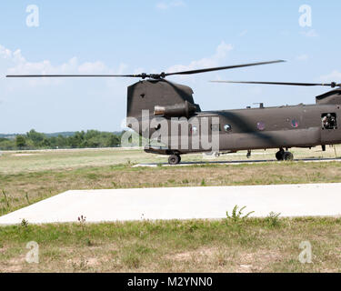 Soldaten der 316. sustainment Command (Auslandseinsätze) von einem CH-47 Chinook Hubschrauber Entladen nach einem Flug rund um einen Flugplatz im Norden Fort Hood, Texas, am 27. Juni. Soldaten der 316. WSA die Gelegenheit, in den Händen der Logistik Training vor ihrem Einsatz in diesem Sommer zu beteiligen. (U.S. Armee Foto von Armee Sgt. Peter J. Berardi, 316 Sustainment Command (Auslandseinsätze)) Entladen der Chinook von 316 ESC Stockfoto