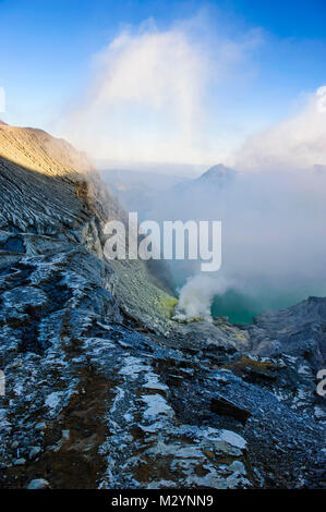 Dampfende Schwefel in die Säure Ijen Kratersee, Java, Indonesien Stockfoto