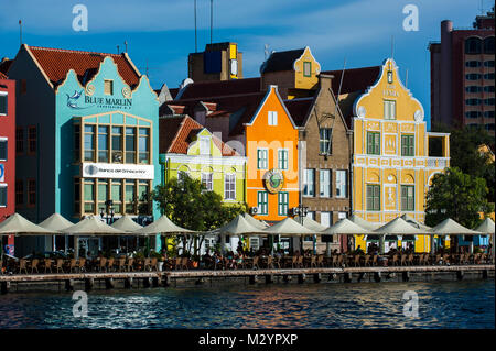 Die niederländische Häuser an der Sint Annabaai in Wilemstad Stadt, der Hauptstadt von Curacao, Niederländische Antillen, ABC-Inseln, Karibik Stockfoto