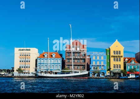 Die niederländische Häuser an der Sint Annabaai in Wilemstad Stadt, der Hauptstadt von Curacao, Niederländische Antillen, ABC-Inseln, Karibik Stockfoto