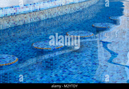 Unterwasser Sitze in einem Pool Bar. Riviera Maya, Cancun, Mexiko. Stockfoto